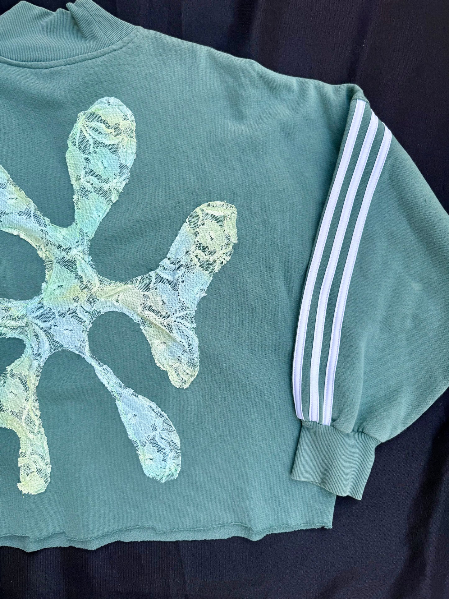 Blob lace shape patch sweatshirt