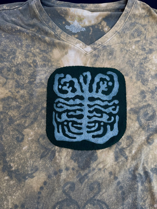 Shape patch bleach dyed t shirt