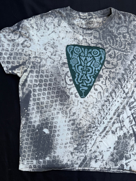 Shape patch bleach lace dyed t-shirt