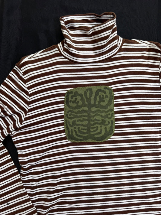 Shape patch striped turtle neck
