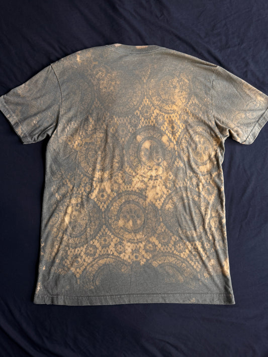 Shape patch bleach dyed t-shirt