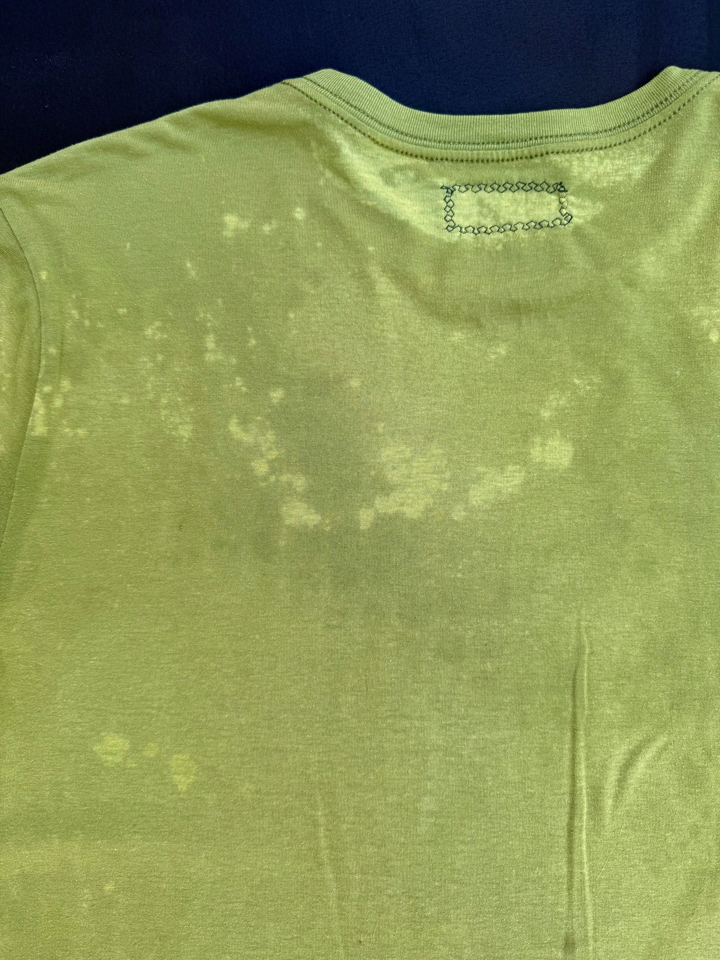 Shape patch bleach lace dyed t-shirt