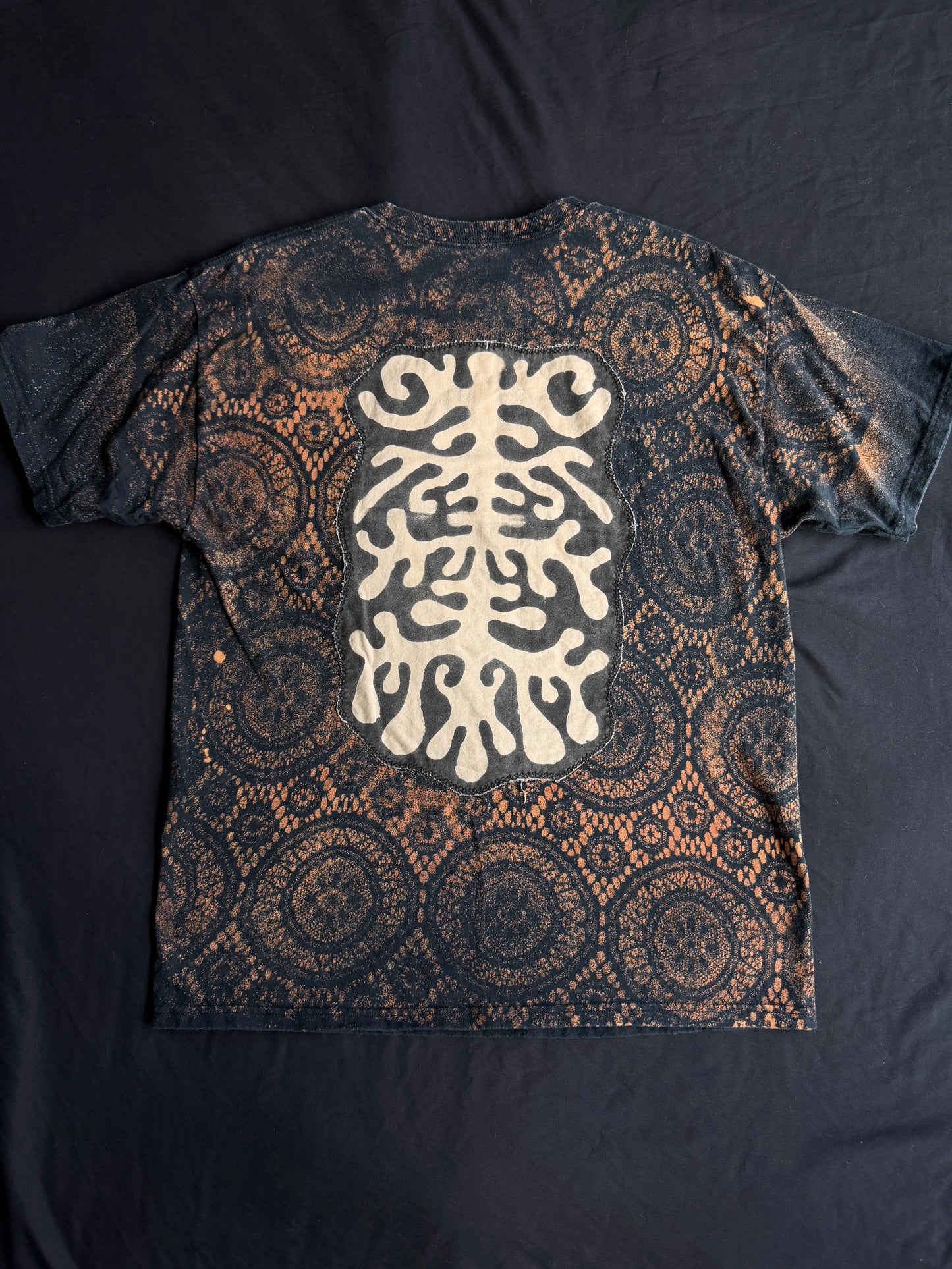 Shape patch bleach dyed t-shirt