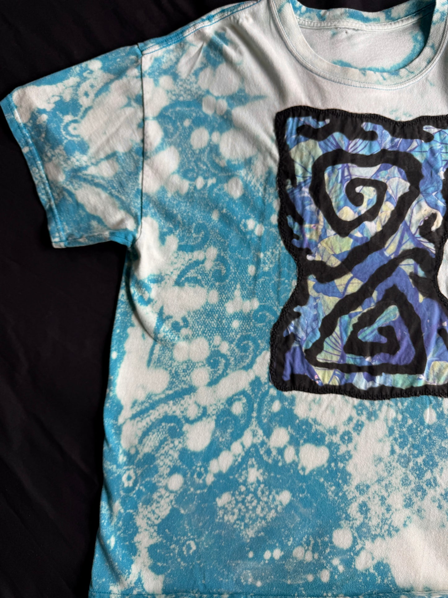 Shape patch bleach dyed t-shirt