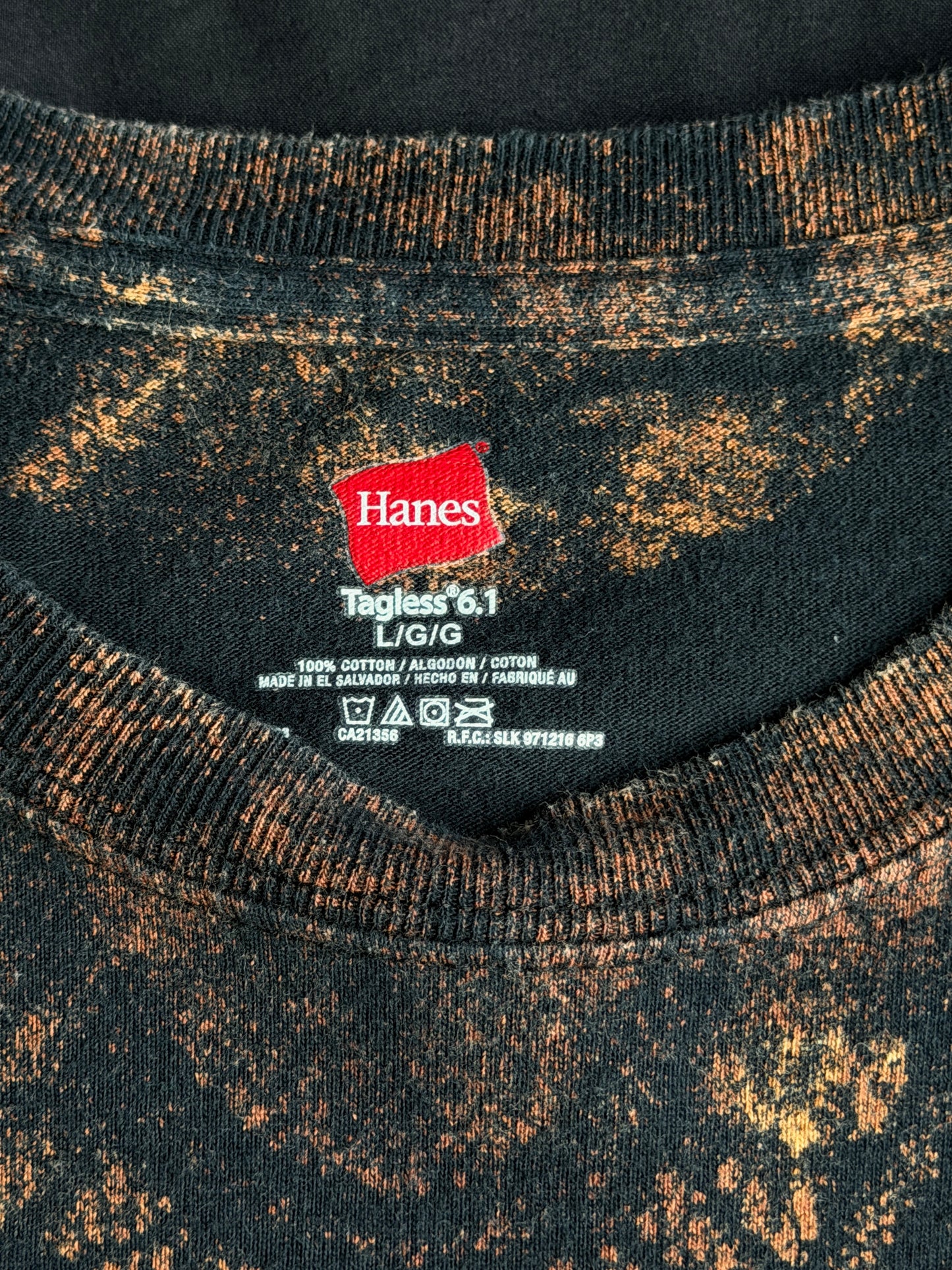 Shape patch bleach dyed t-shirt