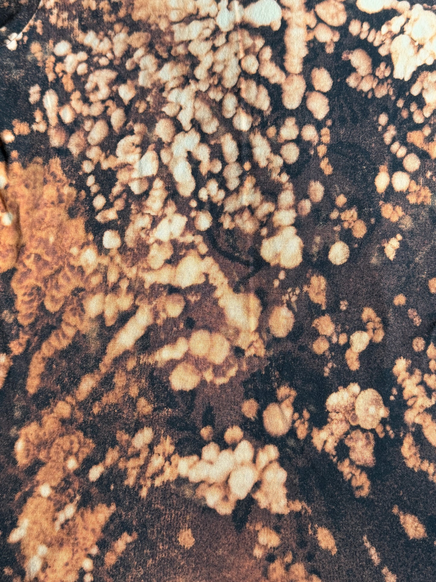 Shape patch bleach dyed t-shirt