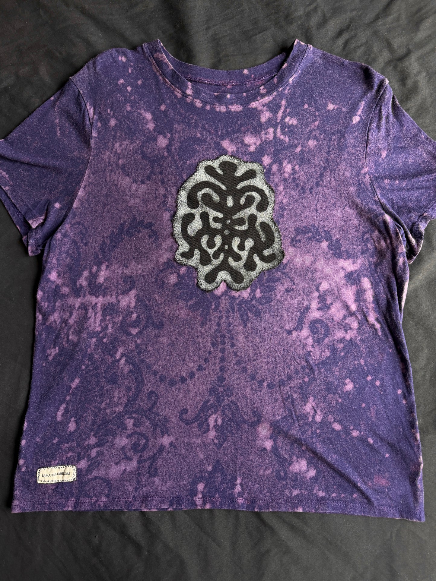 Shape patch bleach dyed t-shirt