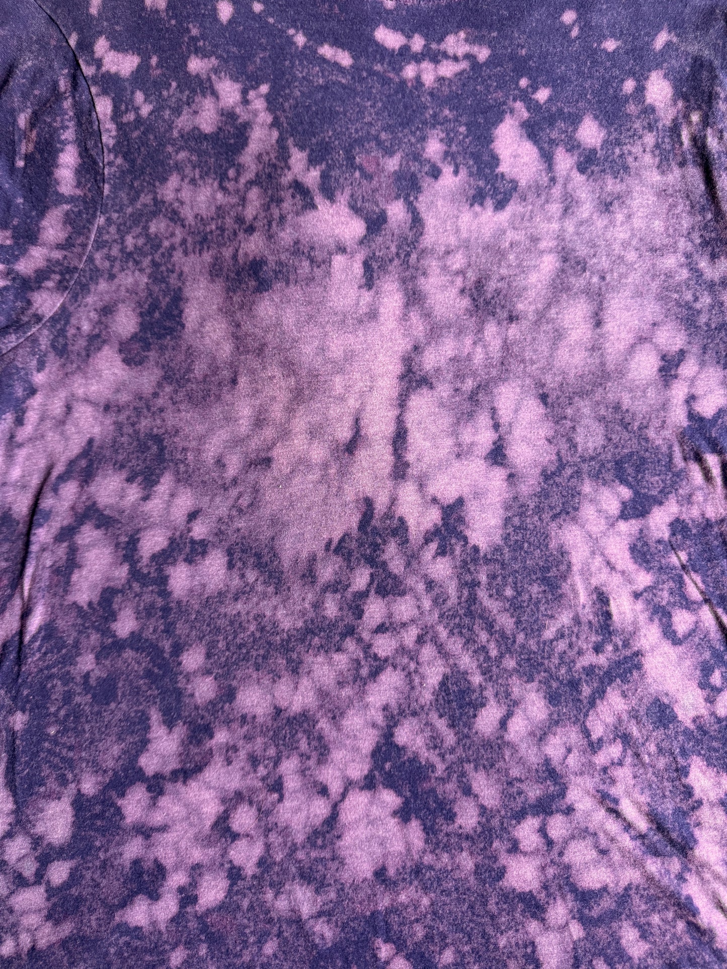 Shape patch bleach dyed t-shirt