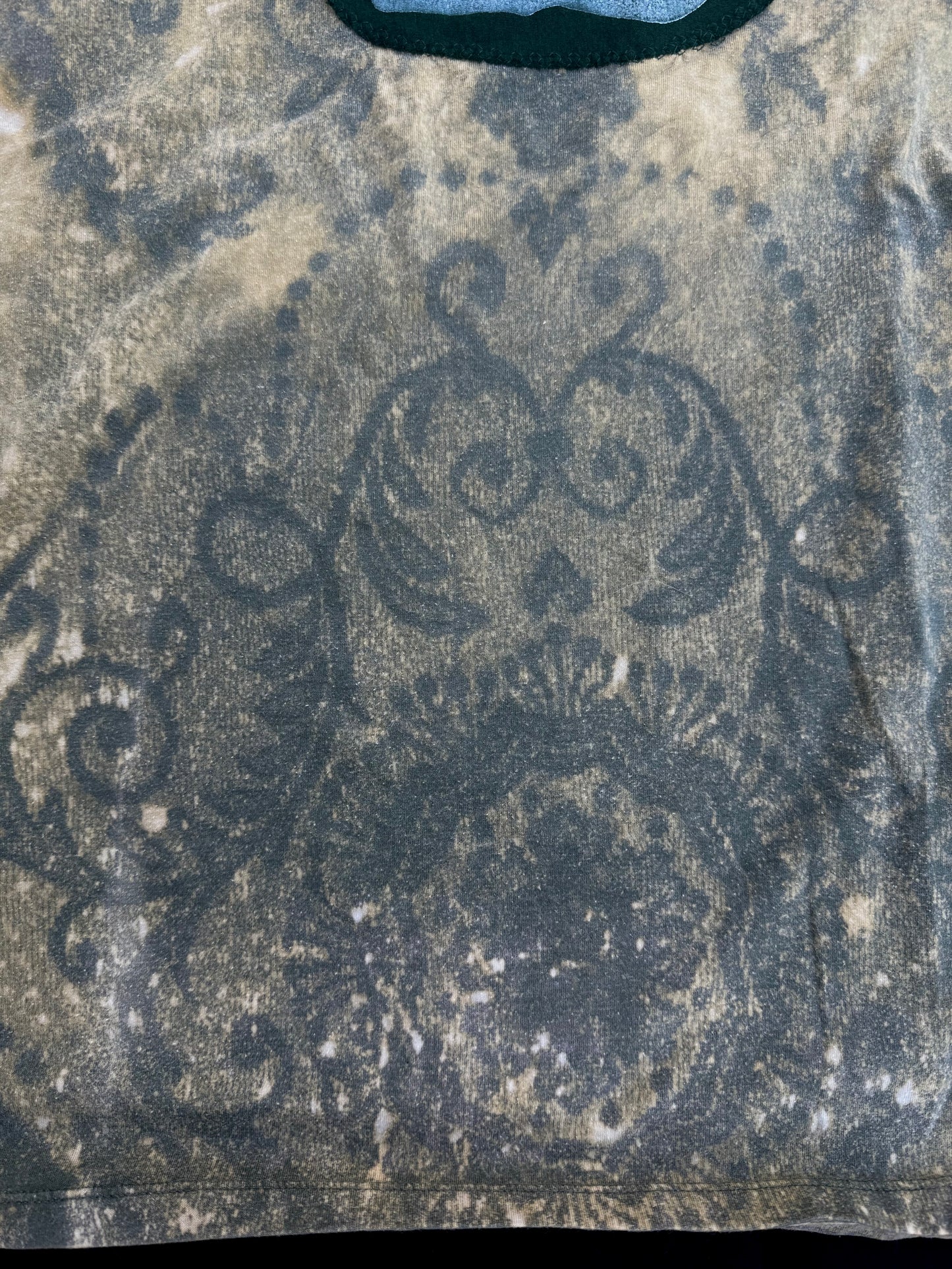 Shape patch bleach dyed t shirt