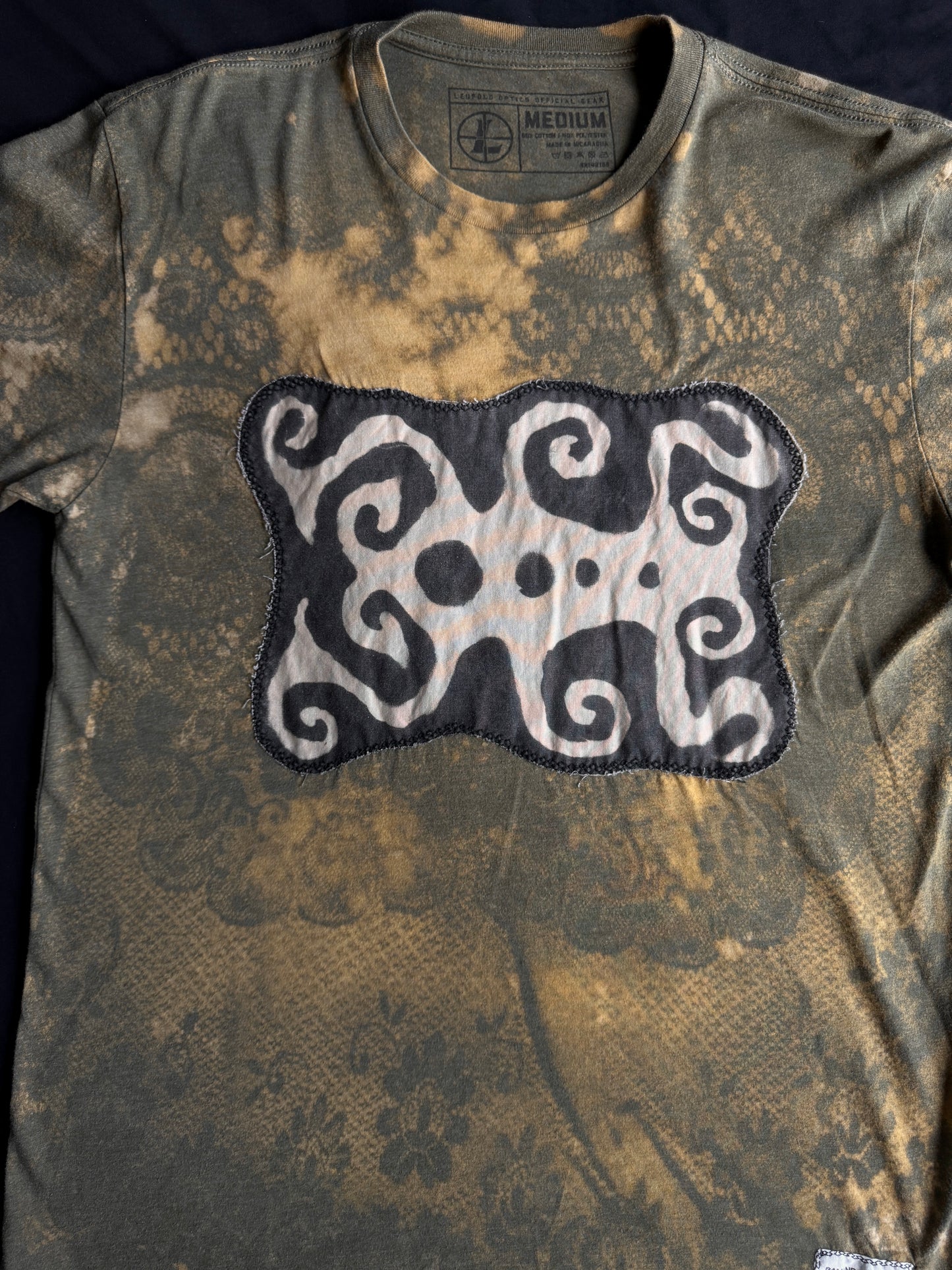 Shape patch bleach dyed t-shirt