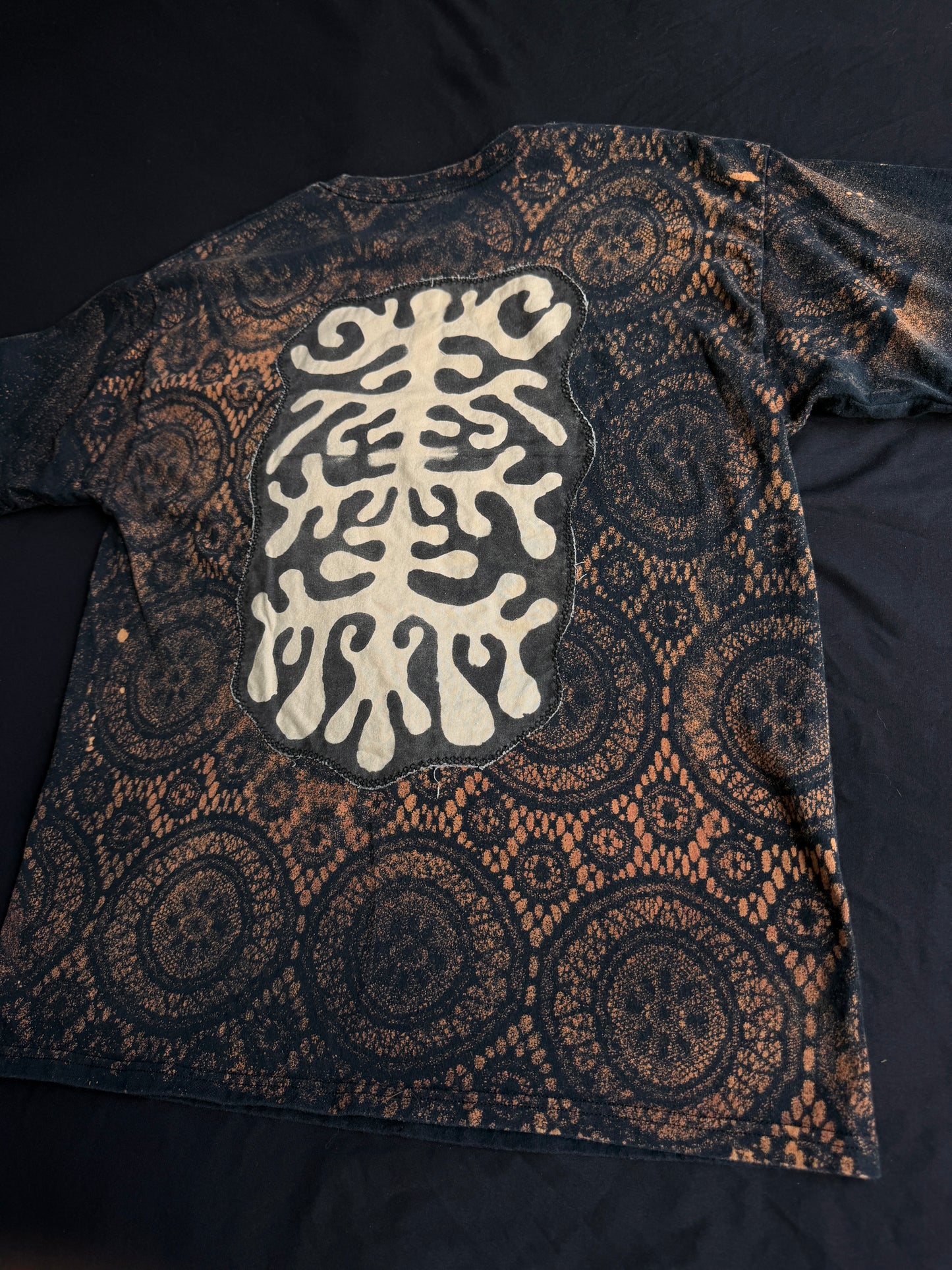 Shape patch bleach dyed t-shirt