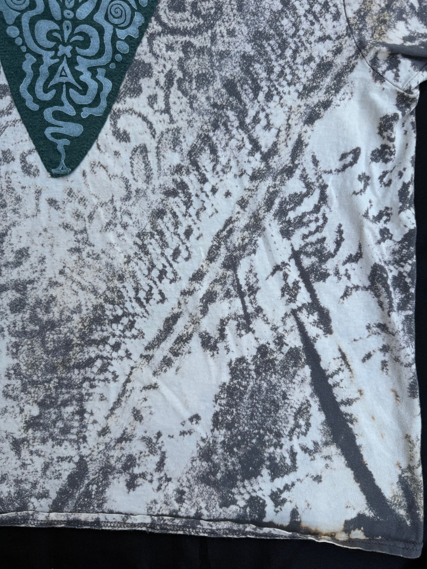 Shape patch bleach lace dyed t-shirt