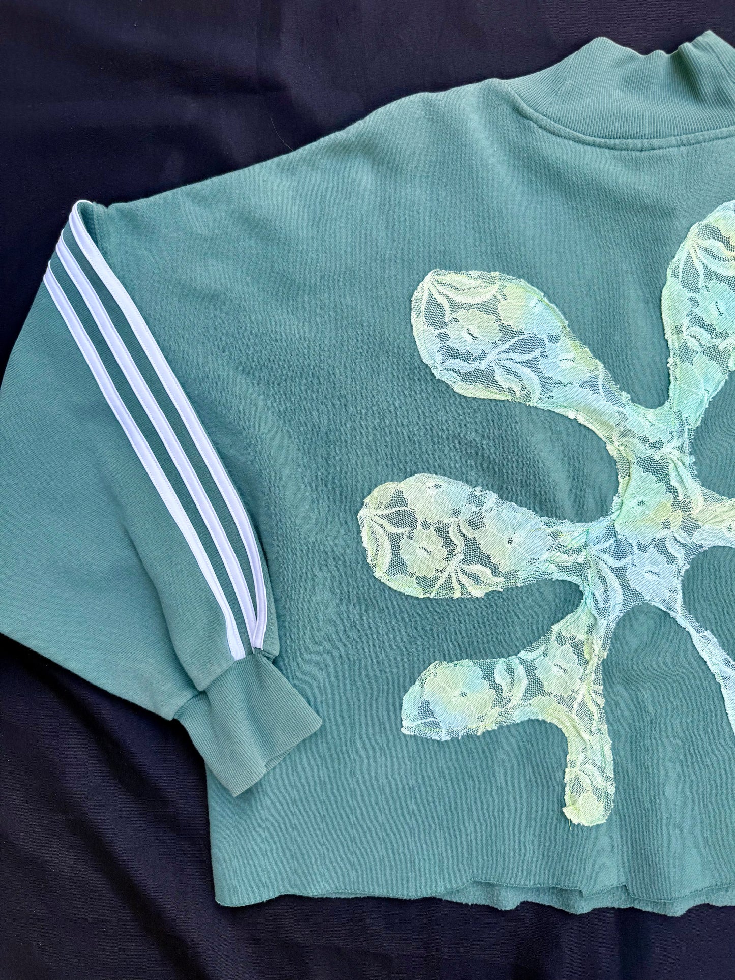 Blob lace shape patch sweatshirt