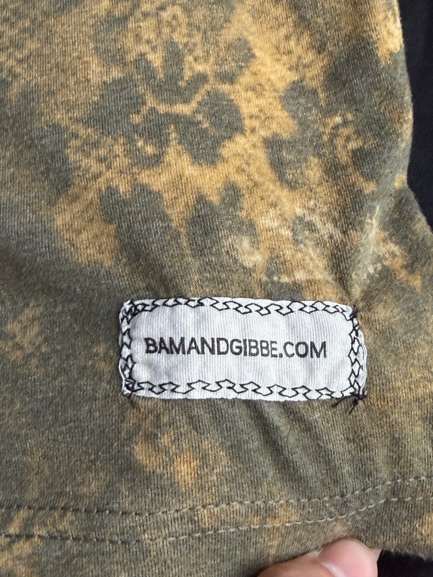 Shape patch bleach dyed t-shirt