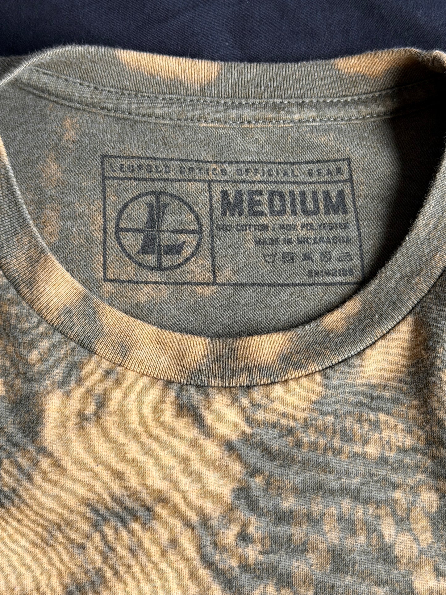 Shape patch bleach dyed t-shirt