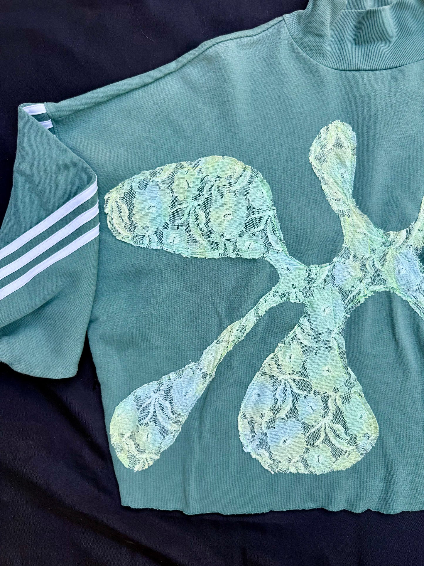 Blob lace shape patch sweatshirt