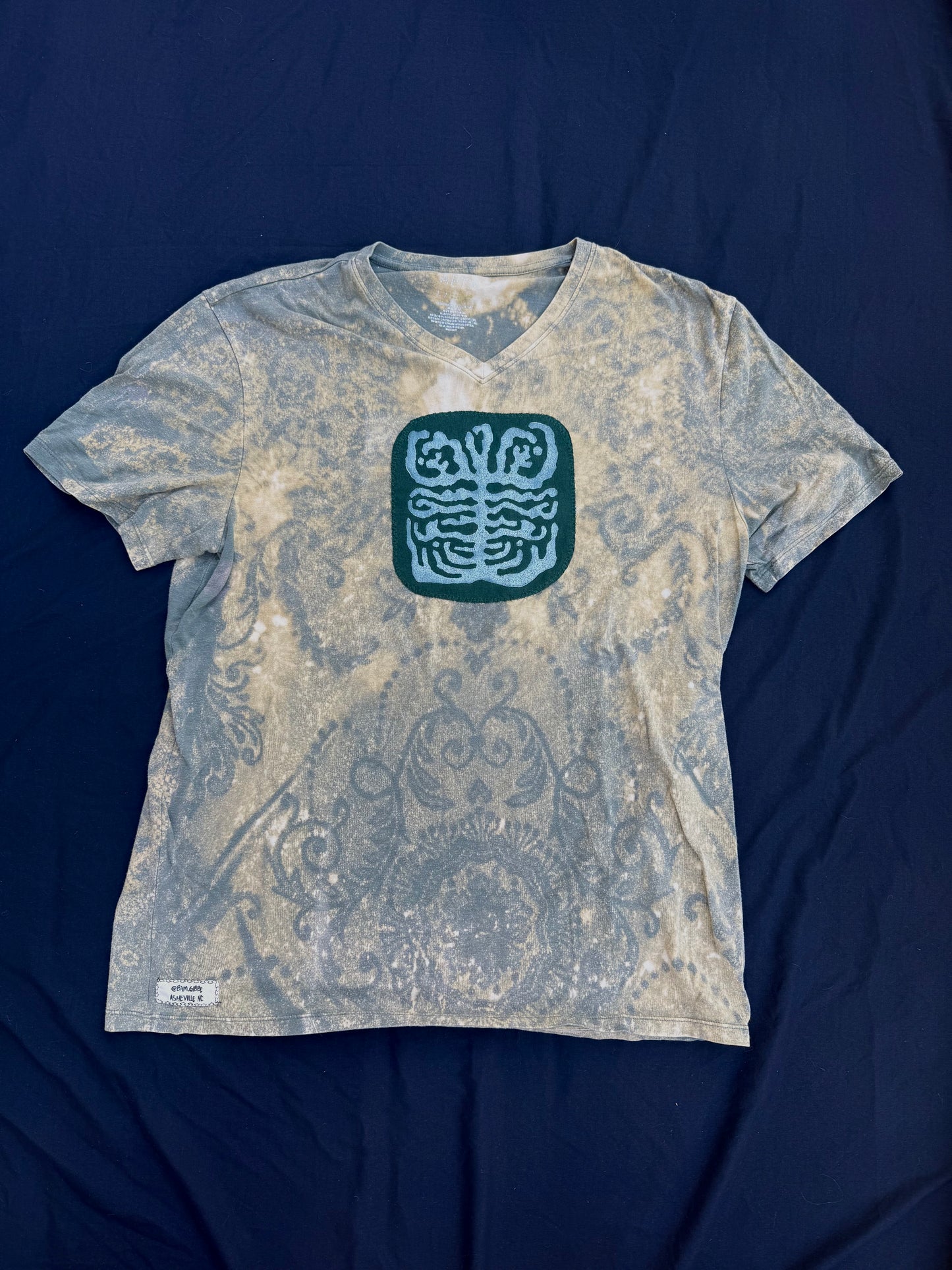 Shape patch bleach dyed t shirt