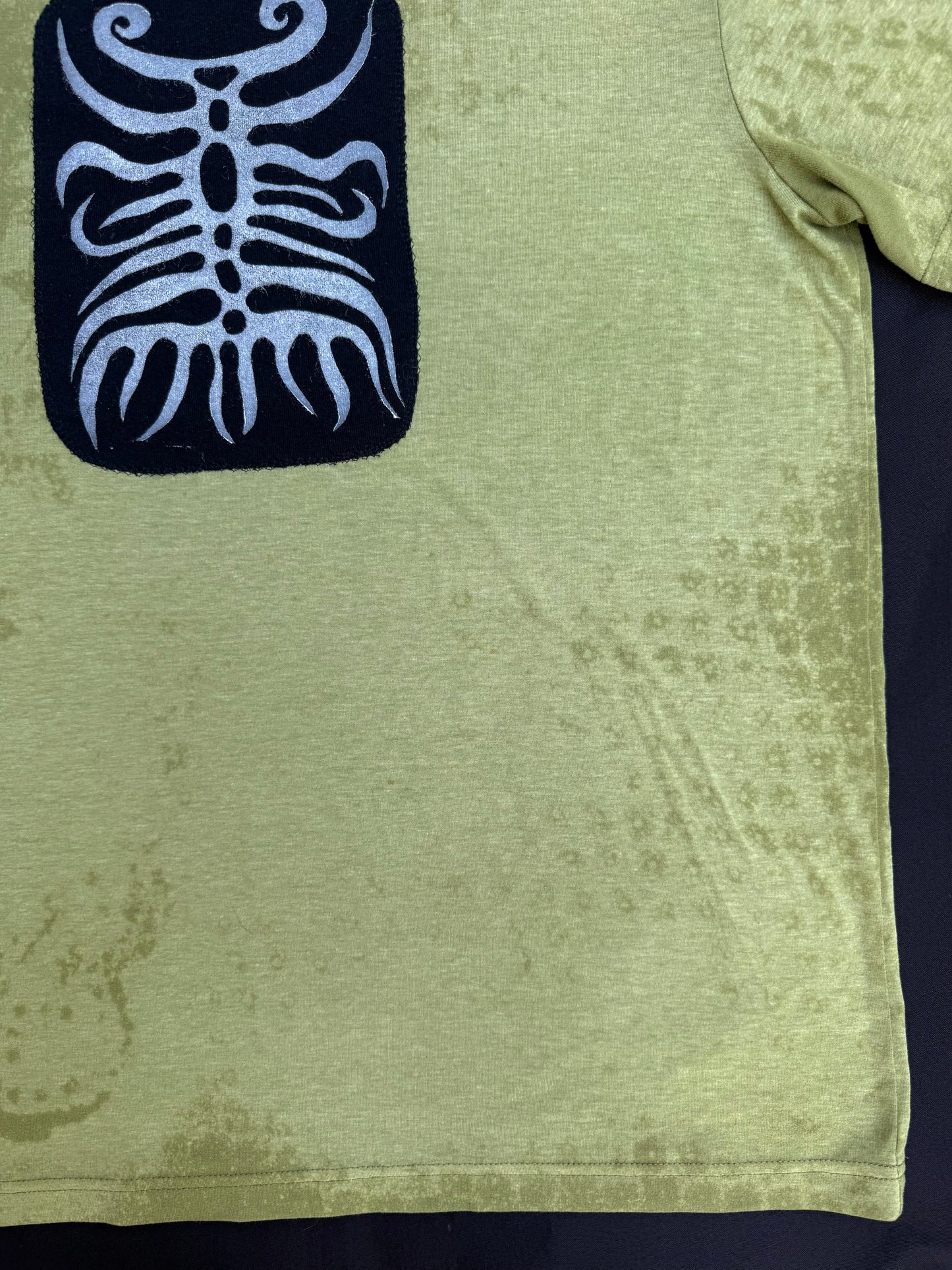 Shape patch bleach lace dyed t-shirt