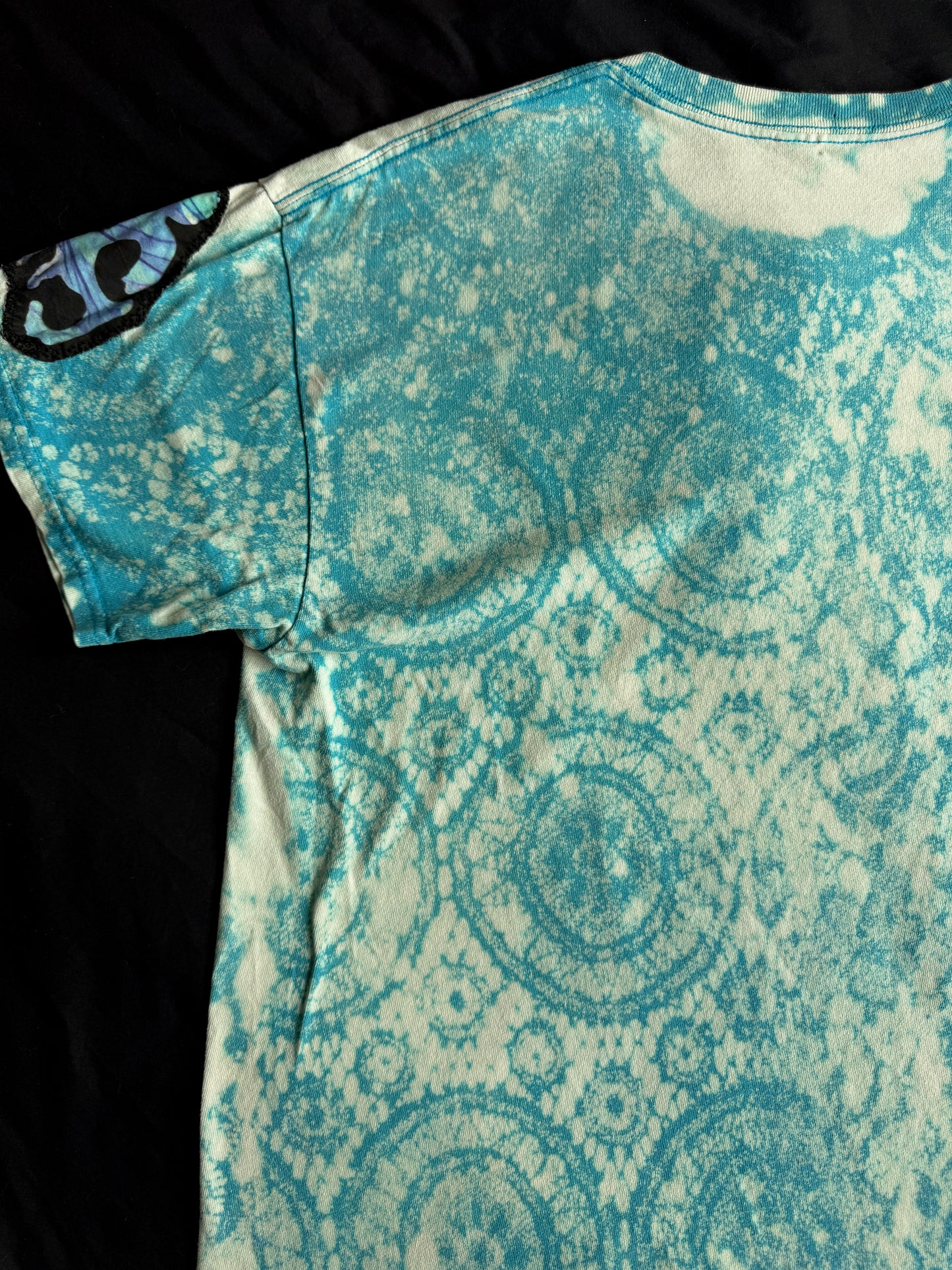 Shape patch bleach dyed t-shirt