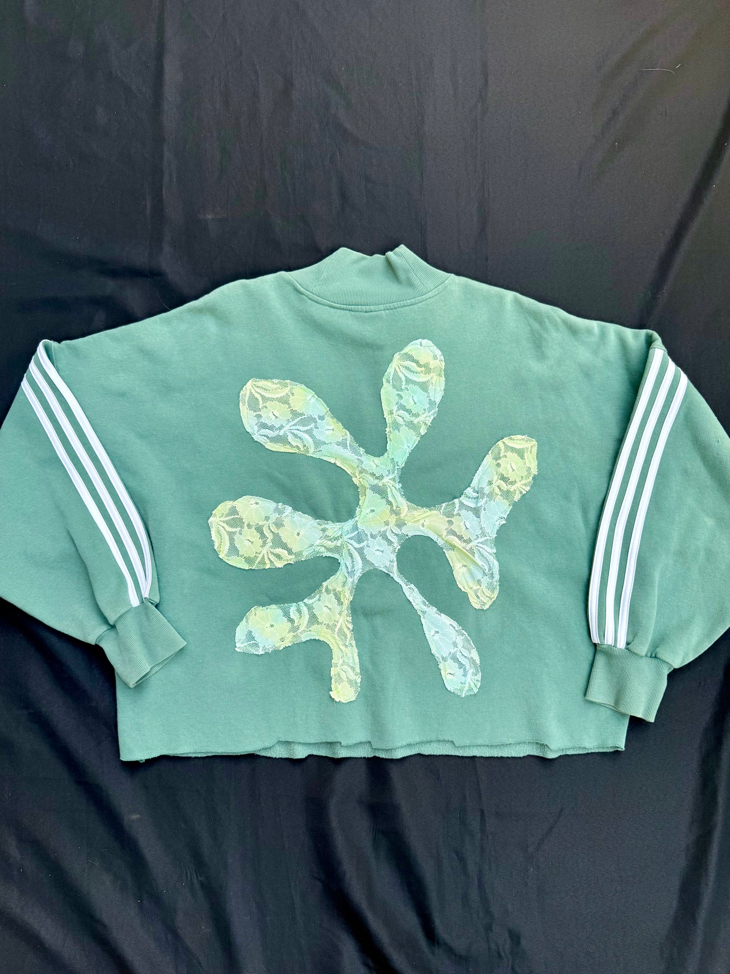 Blob lace shape patch sweatshirt