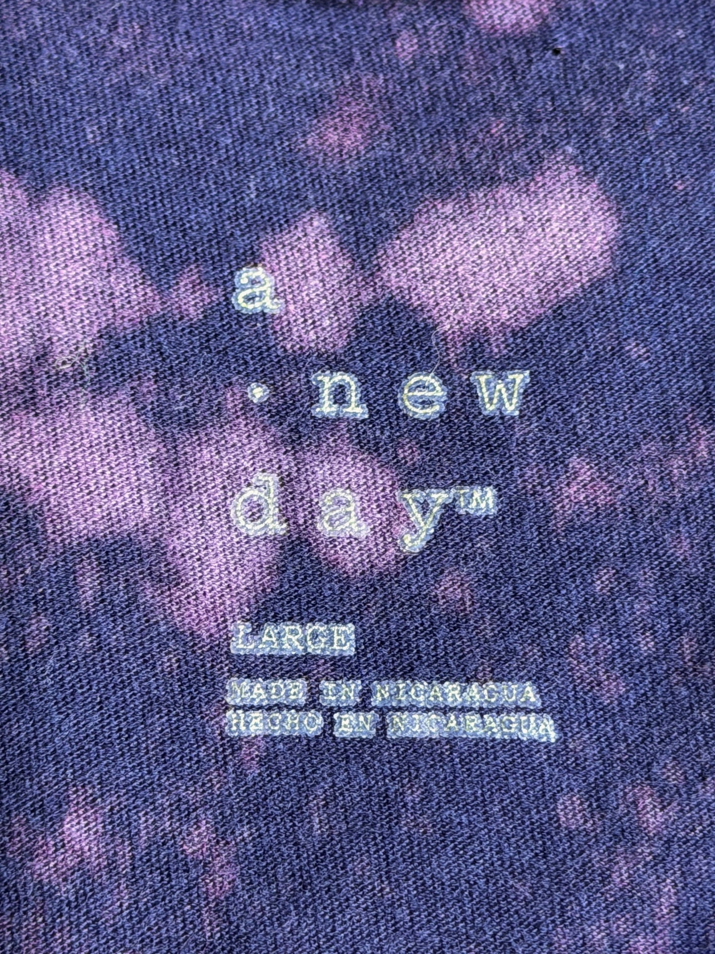 Shape patch bleach dyed t-shirt