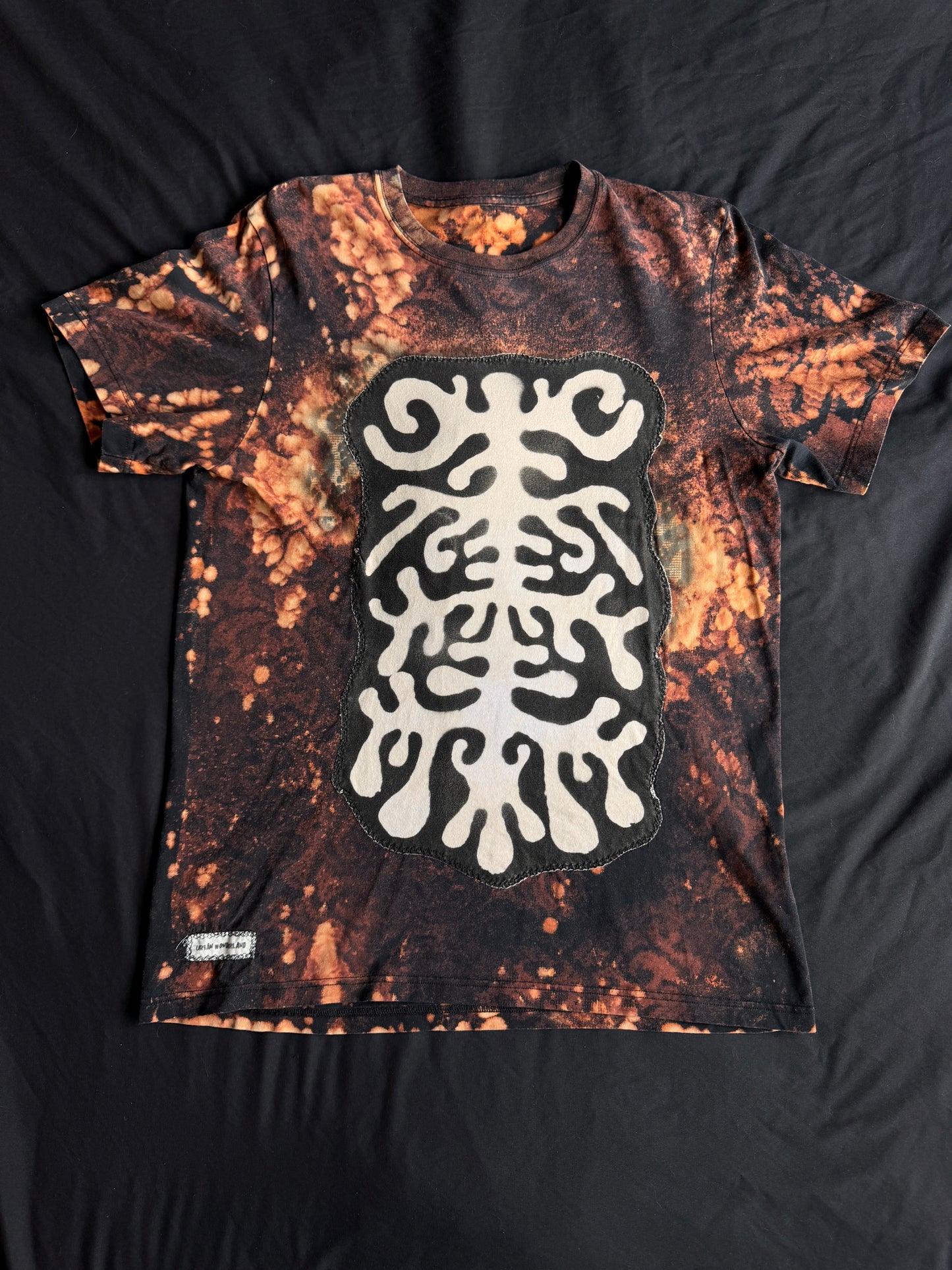 Shape patch bleach dyed t-shirt