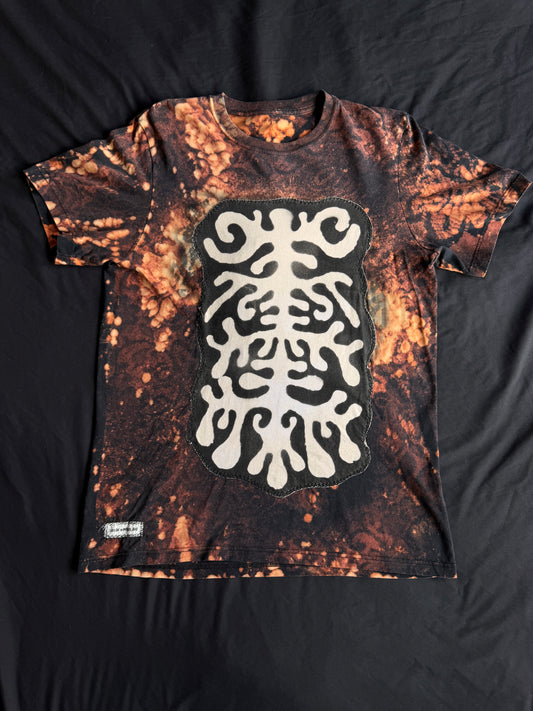 Shape patch bleach dyed t-shirt