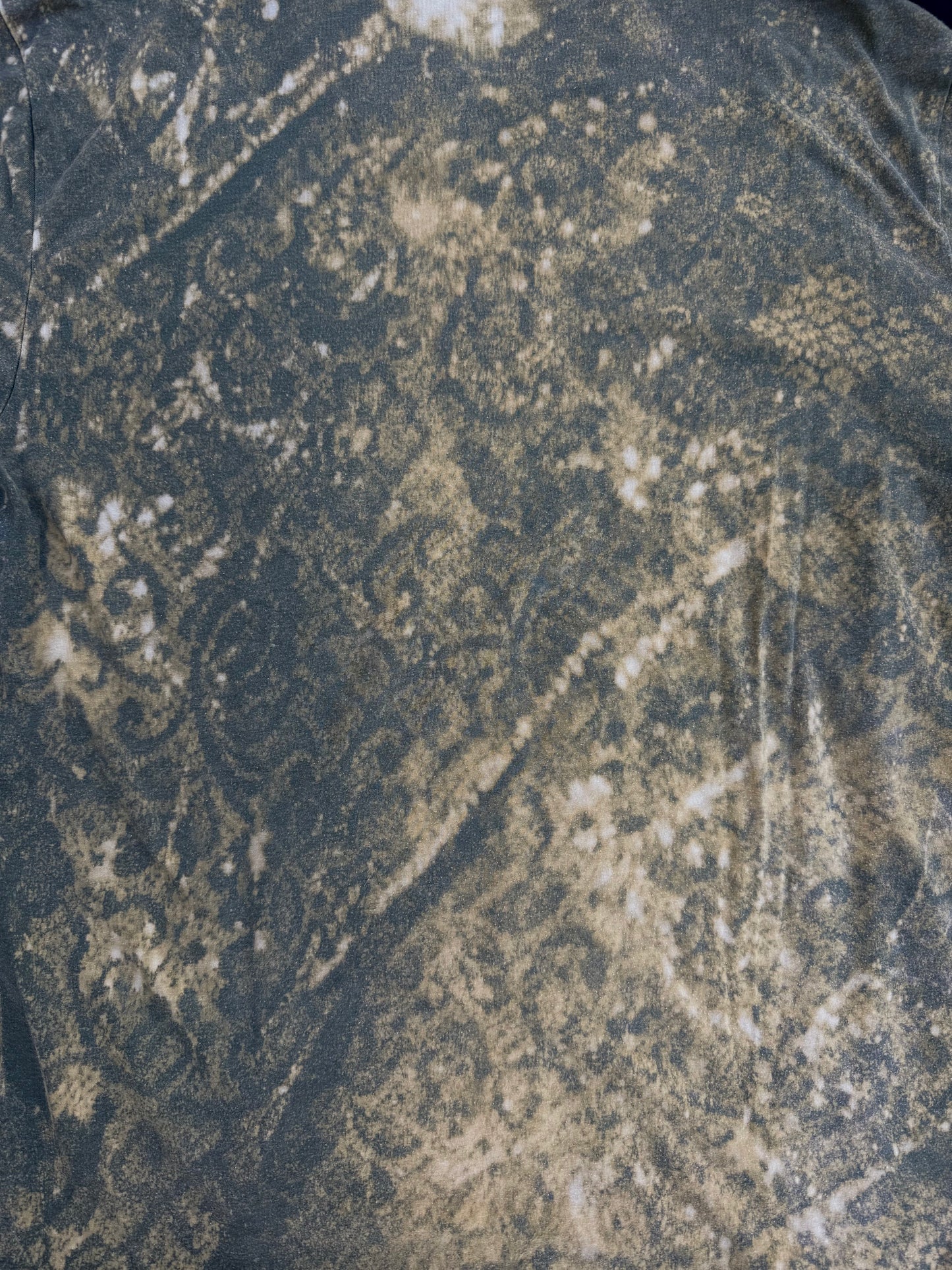 Shape patch bleach dyed t shirt