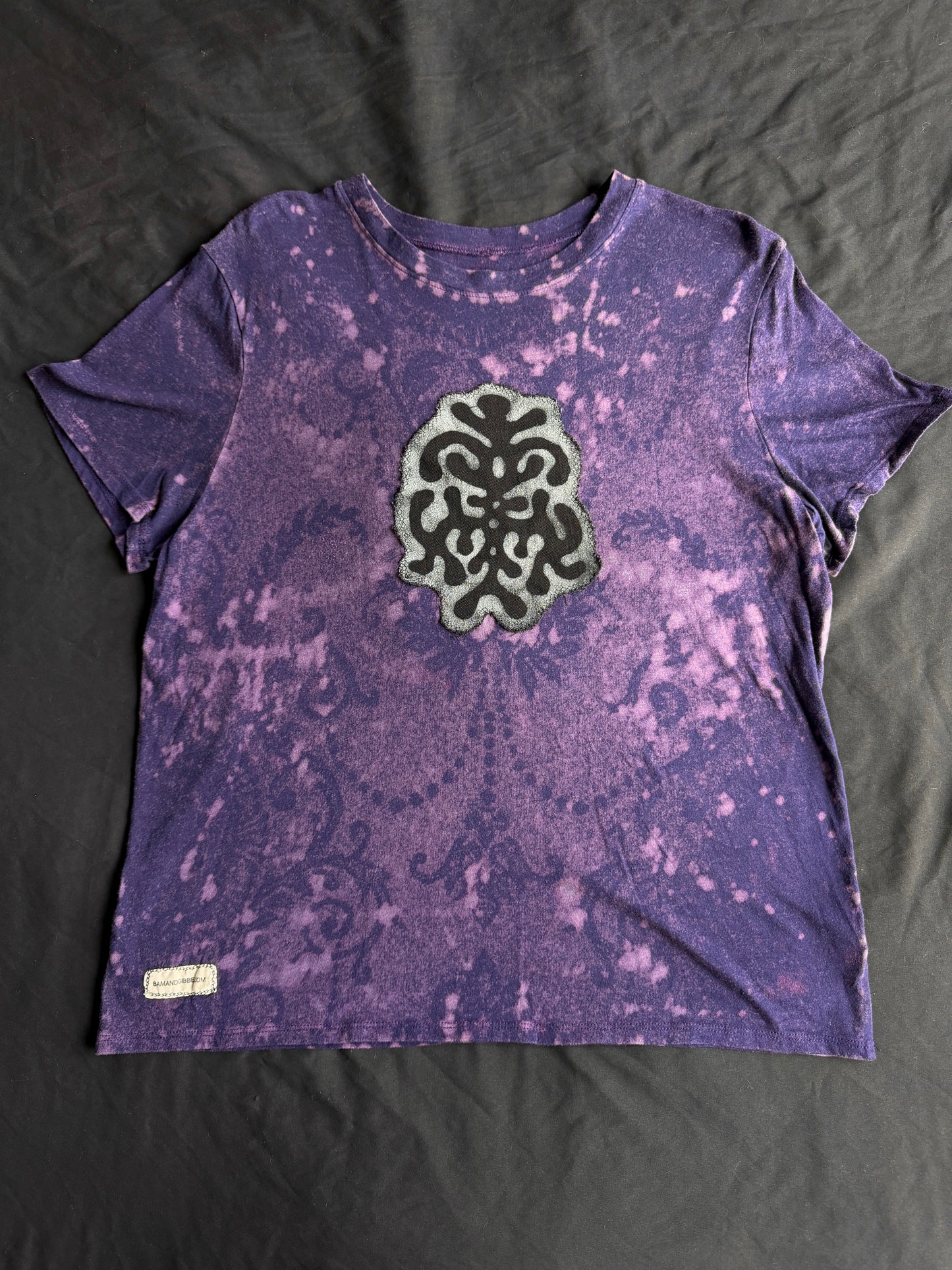 Shape patch bleach dyed t-shirt