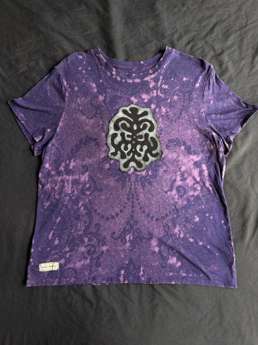 Shape patch bleach dyed t-shirt