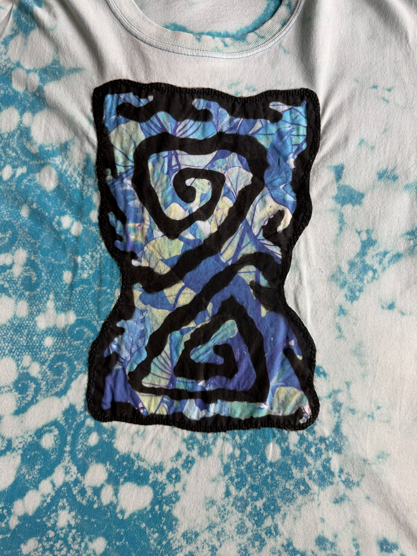 Shape patch bleach dyed t-shirt