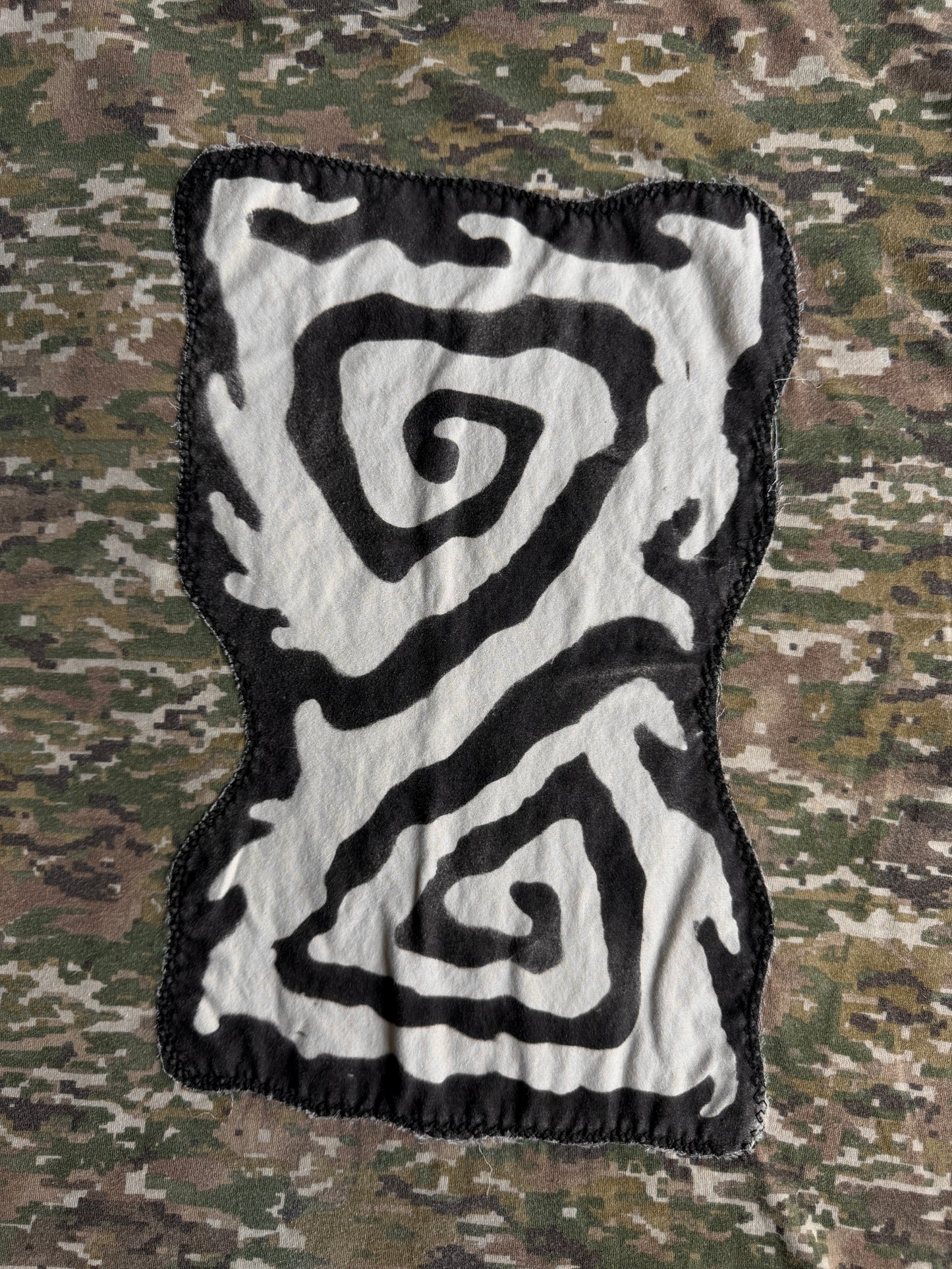 Shape patch camo t-shirt