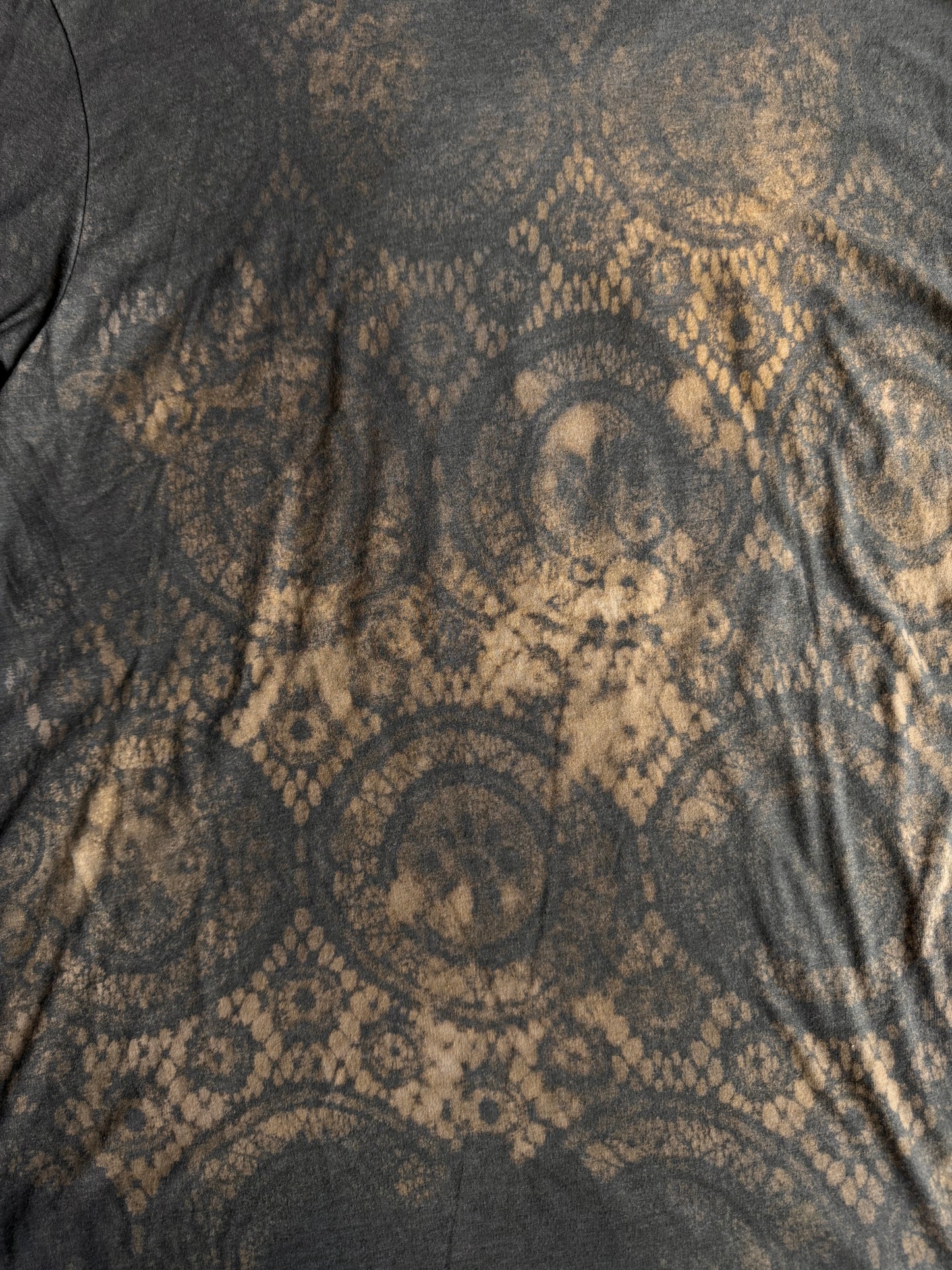 Shape patch bleach dyed t-shirt