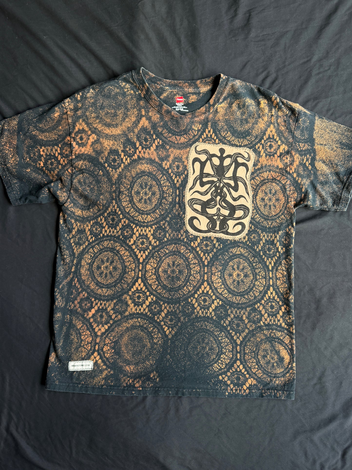 Shape patch bleach dyed t-shirt