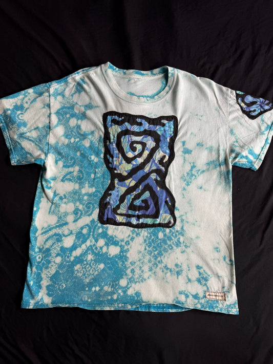 Shape patch bleach dyed t-shirt