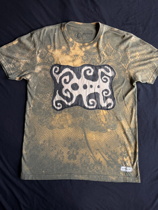 Shape patch bleach dyed t-shirt
