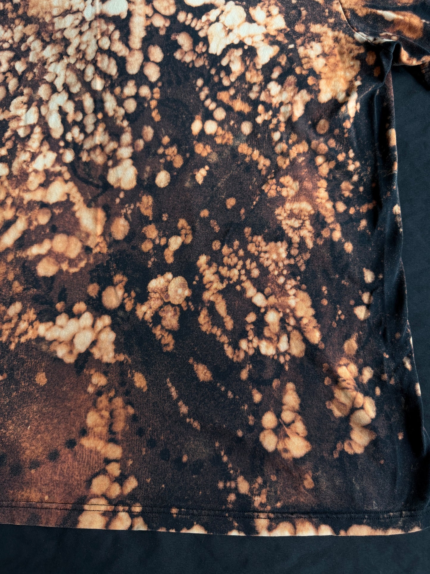 Shape patch bleach dyed t-shirt