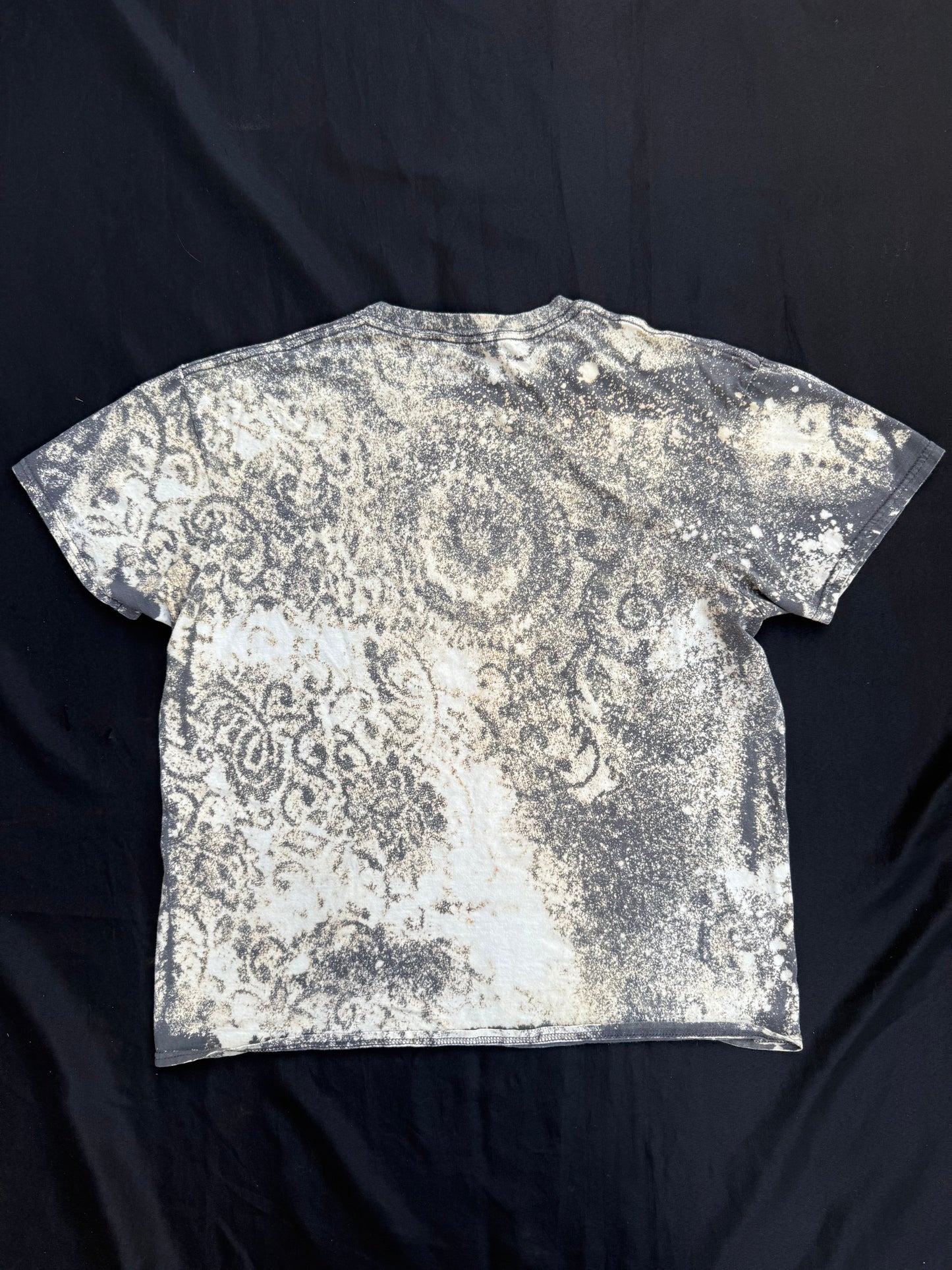 Shape patch bleach lace dyed t-shirt