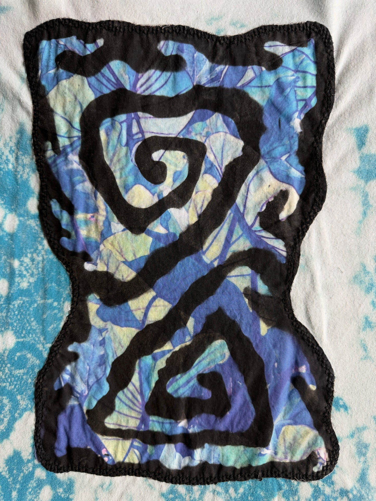 Shape patch bleach dyed t-shirt