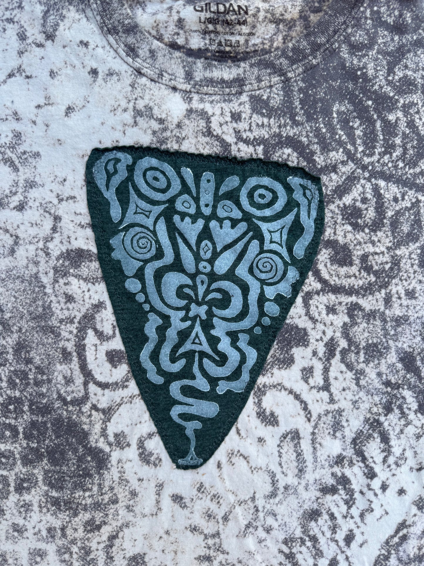 Shape patch bleach lace dyed t-shirt