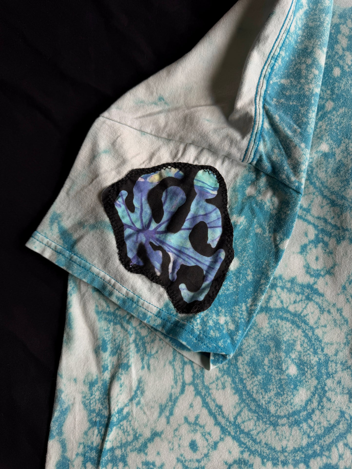 Shape patch bleach dyed t-shirt