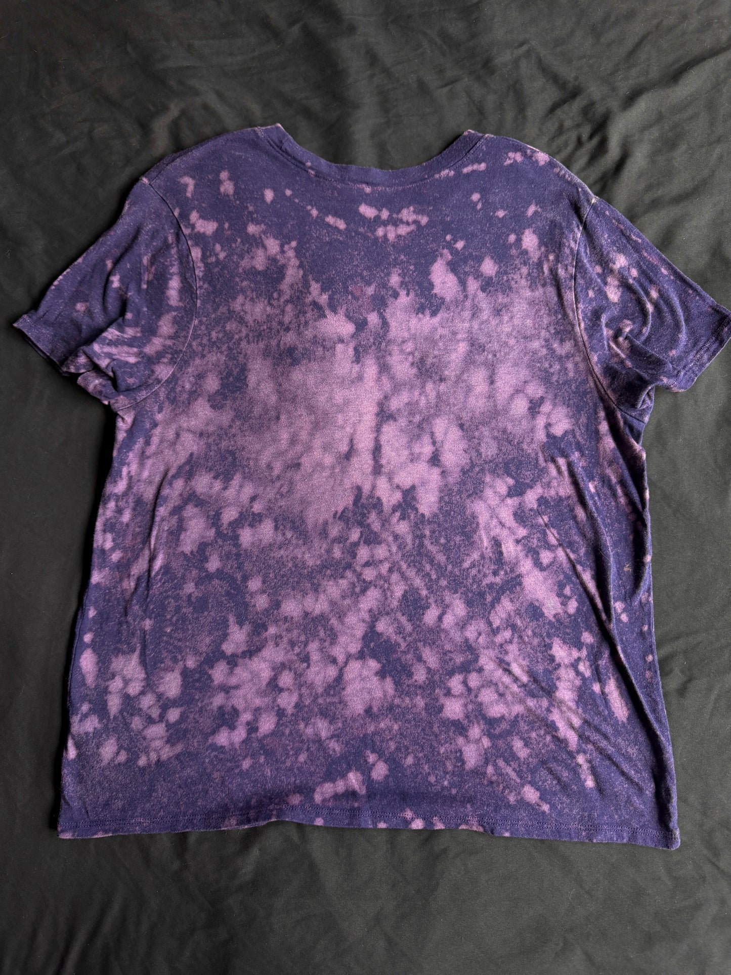 Shape patch bleach dyed t-shirt