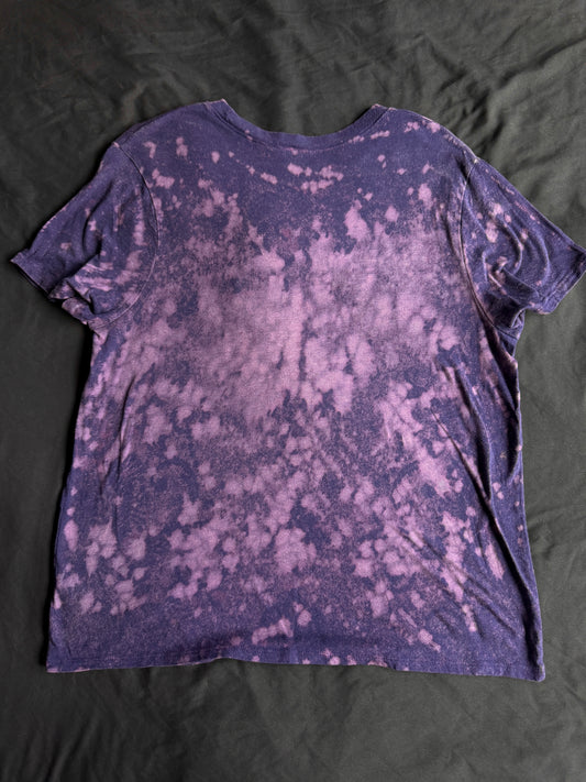 Shape patch bleach dyed t-shirt