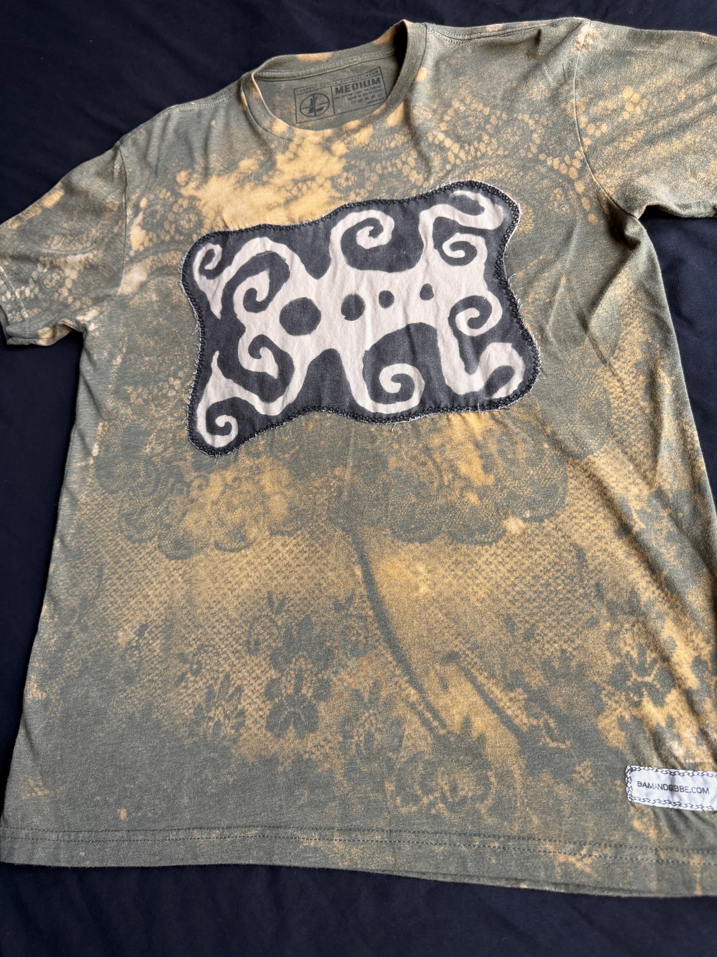 Shape patch bleach dyed t-shirt