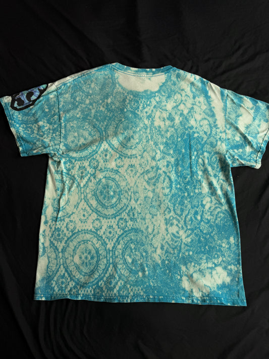 Shape patch bleach dyed t-shirt