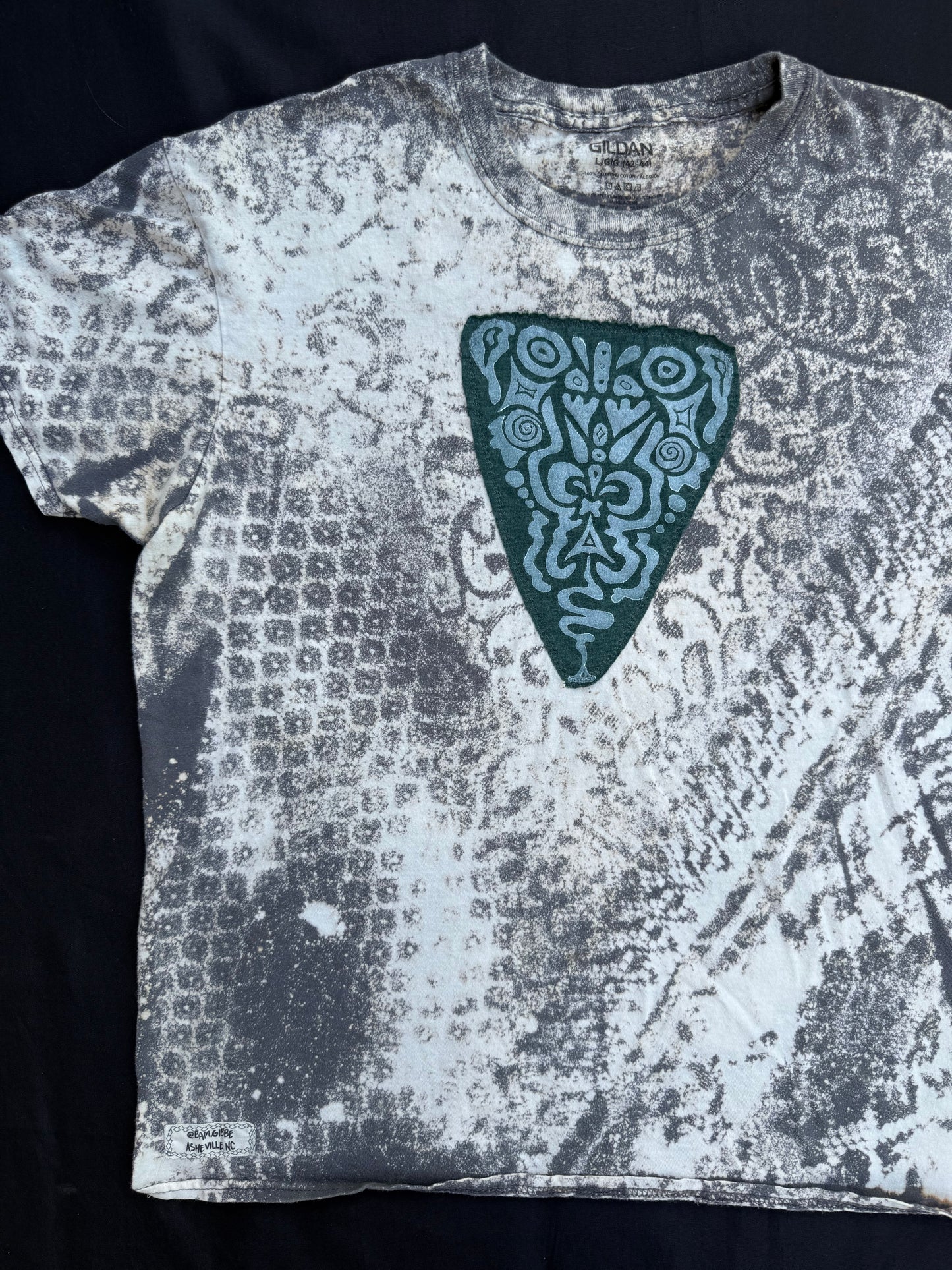 Shape patch bleach lace dyed t-shirt