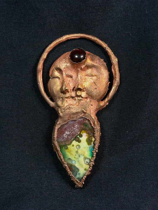 The sun and moon agate amulet