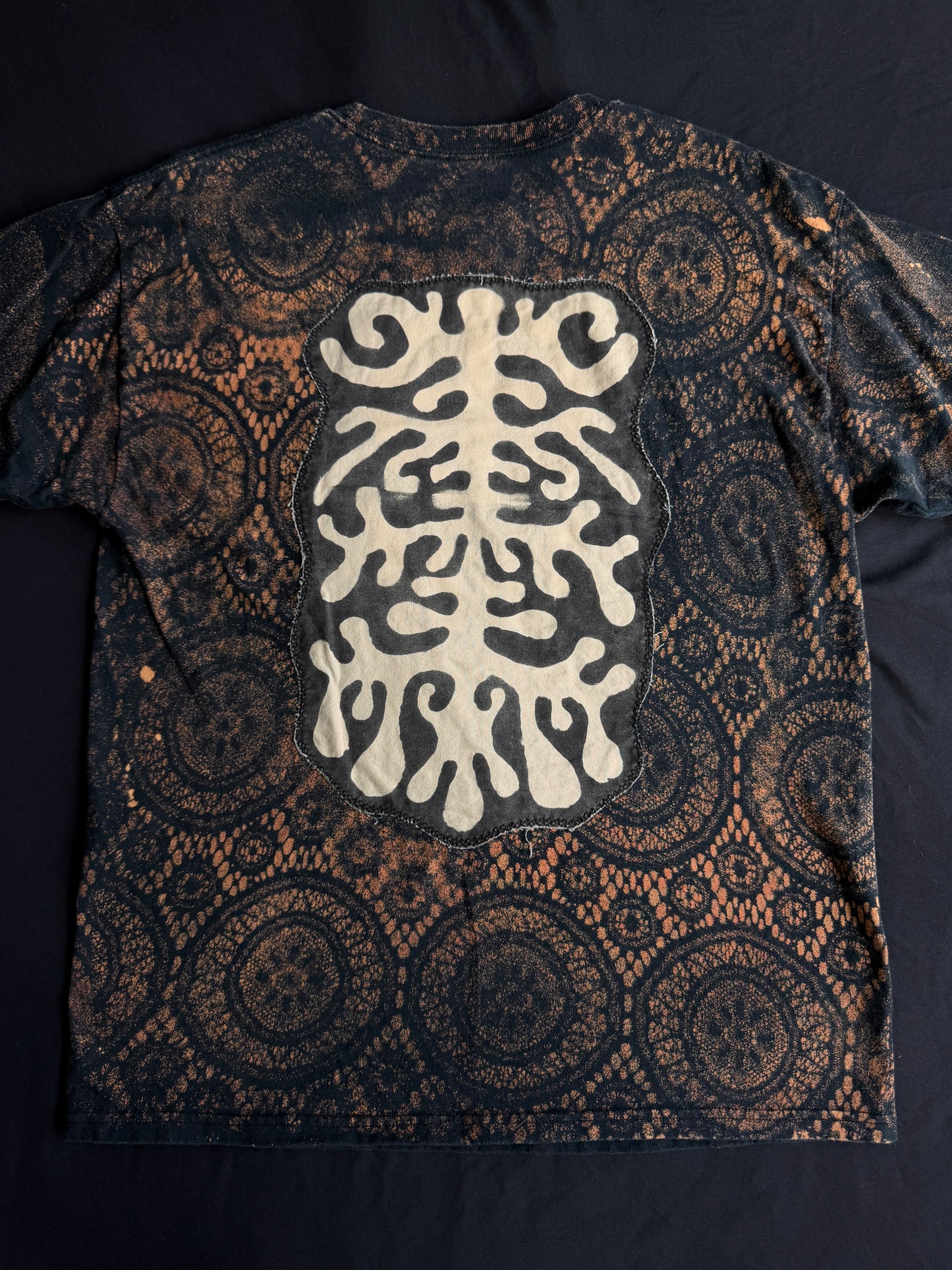Shape patch bleach dyed t-shirt
