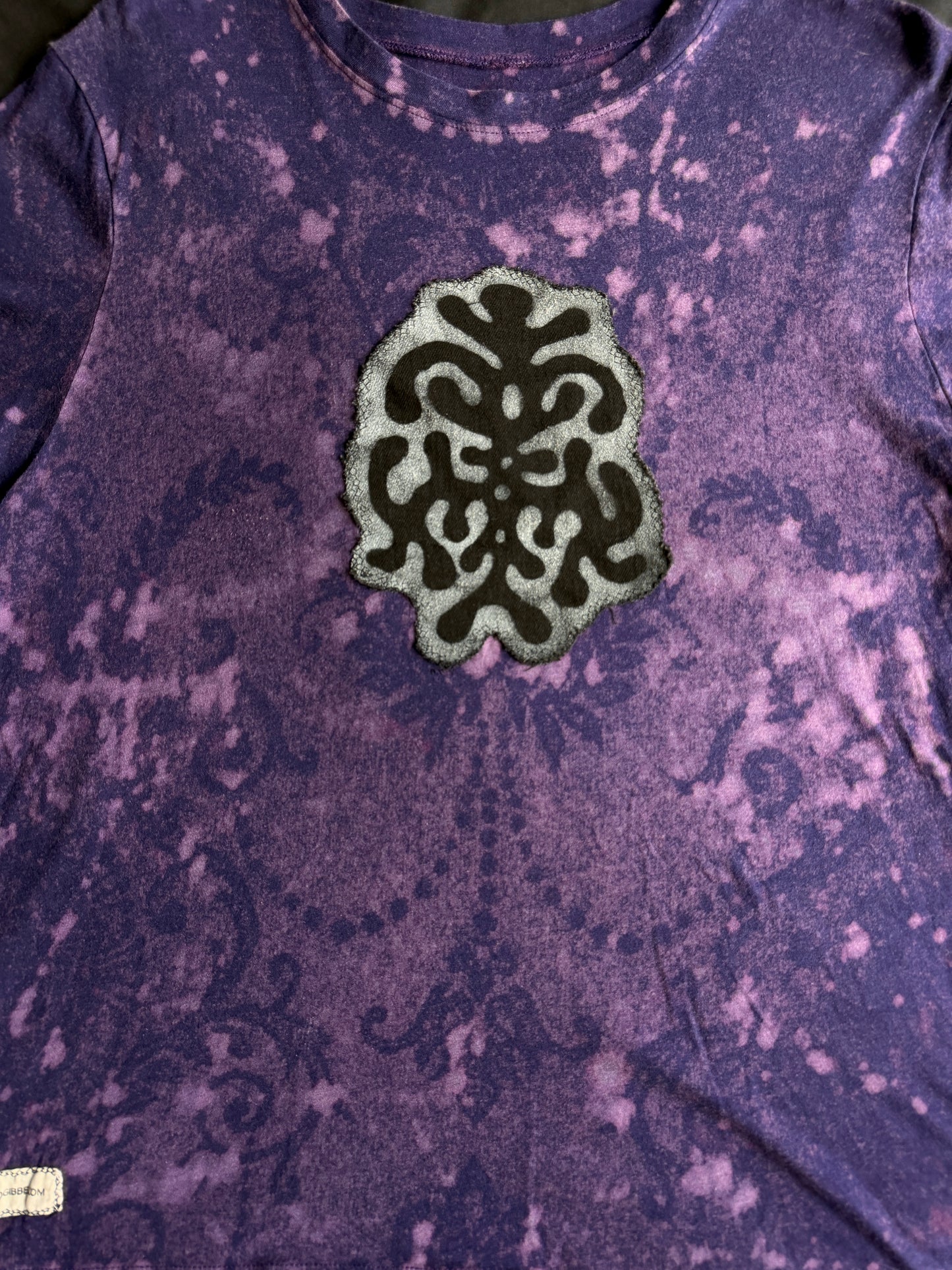 Shape patch bleach dyed t-shirt