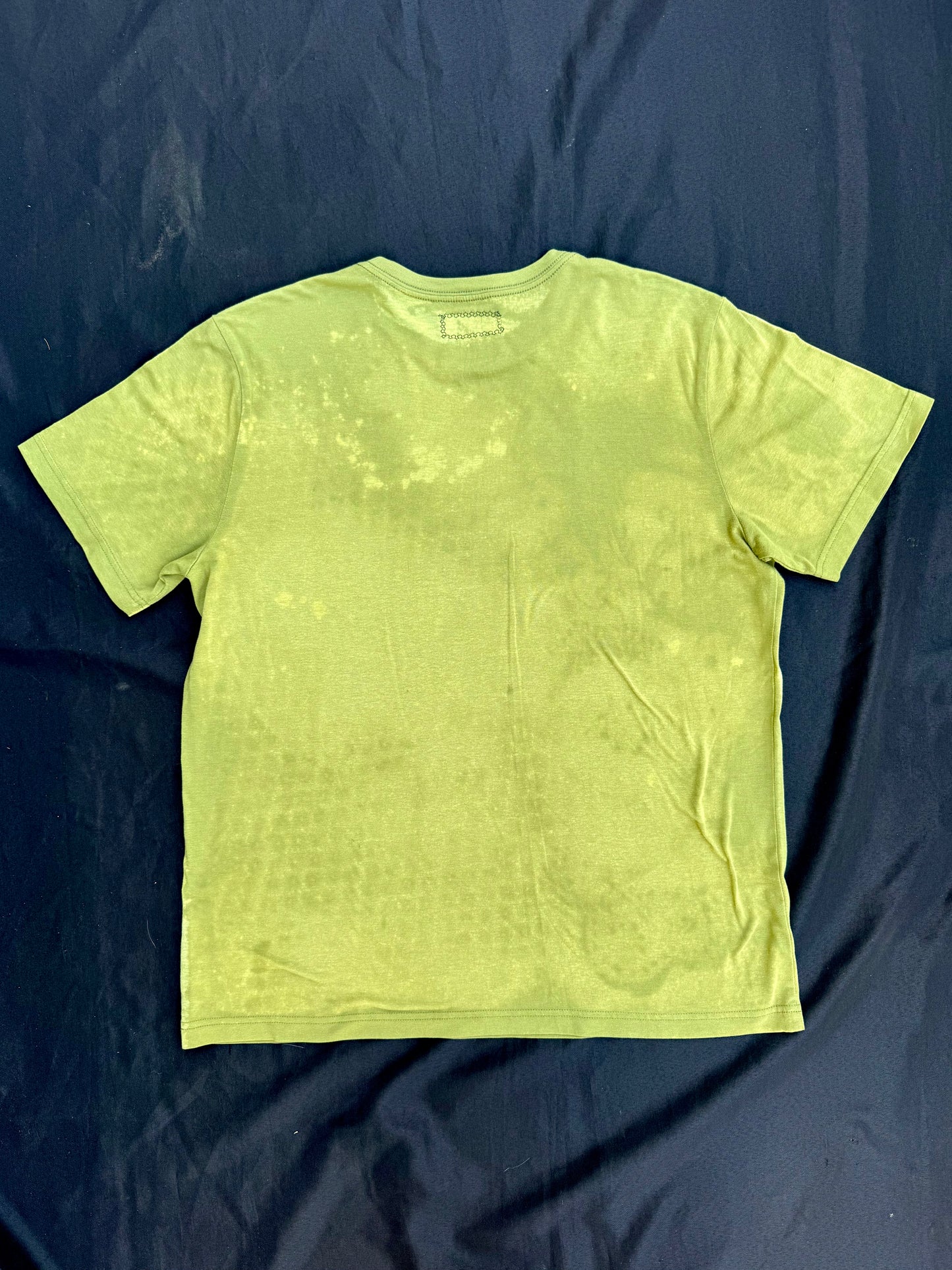 Shape patch bleach lace dyed t-shirt